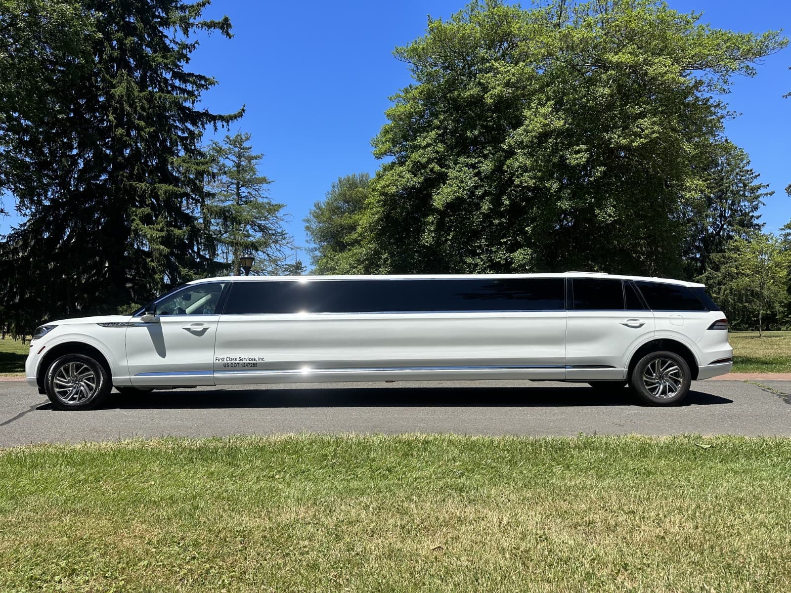 First-Class-Limo-NJ-Lincoln-Aviator-Mega-Limo-01