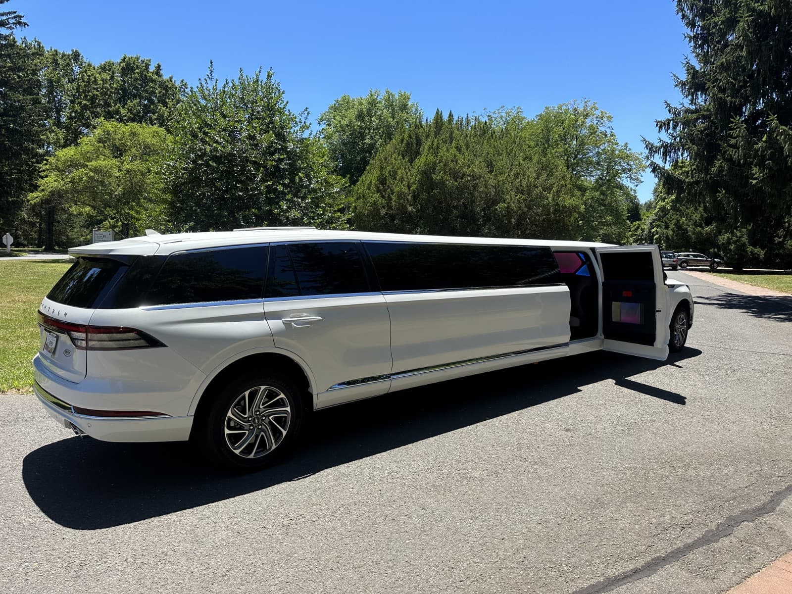 First-Class-Limo-NJ-Lincoln-Aviator-Mega-Limo-06